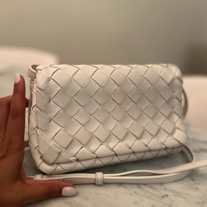 Bottega Veneta Small intrecciato Crossbody Bag in White - Very Good Condition